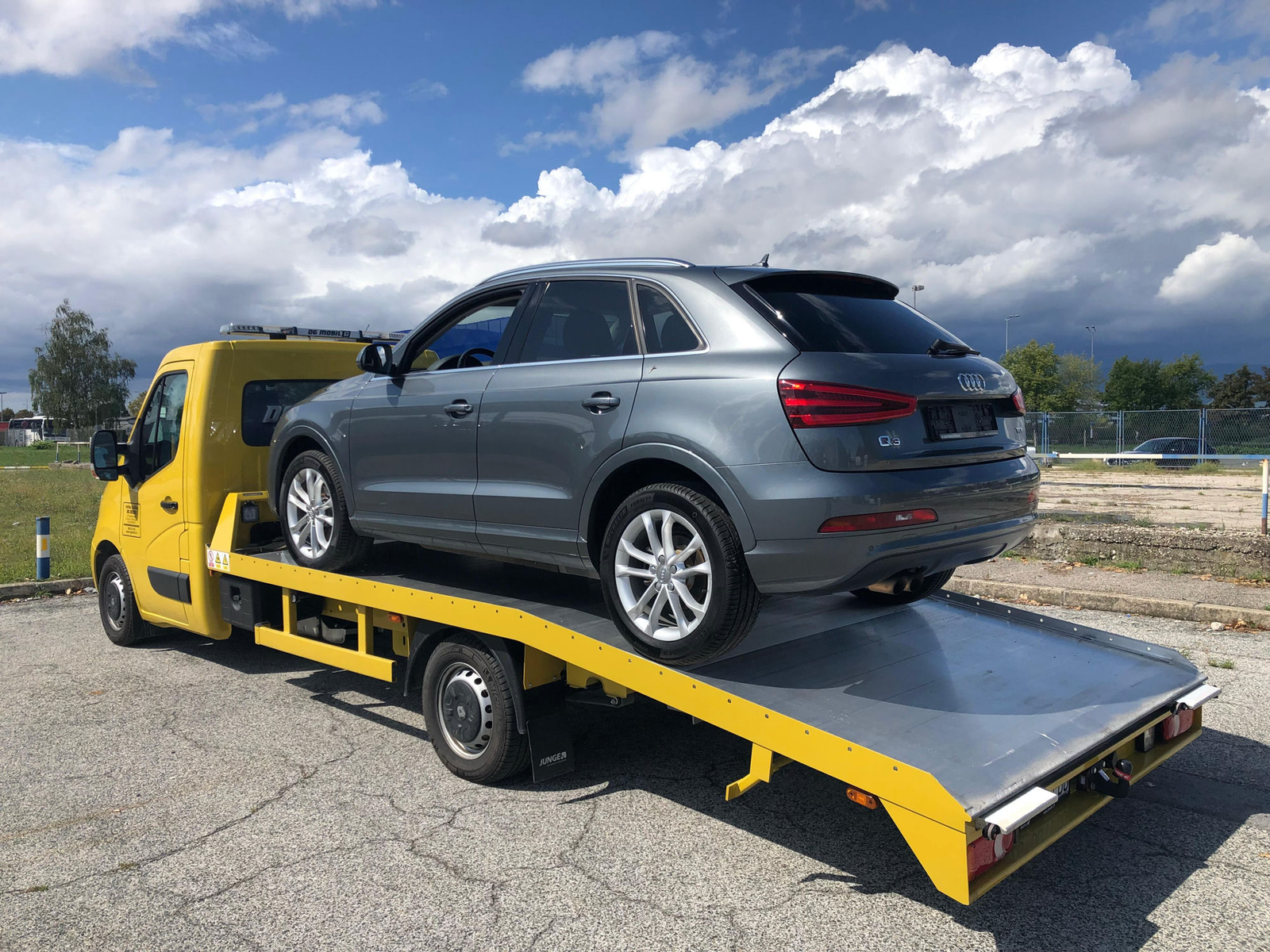 Prijevoz Audi Q3 na platformi — DGMOBIL vučna služba Zagreb
